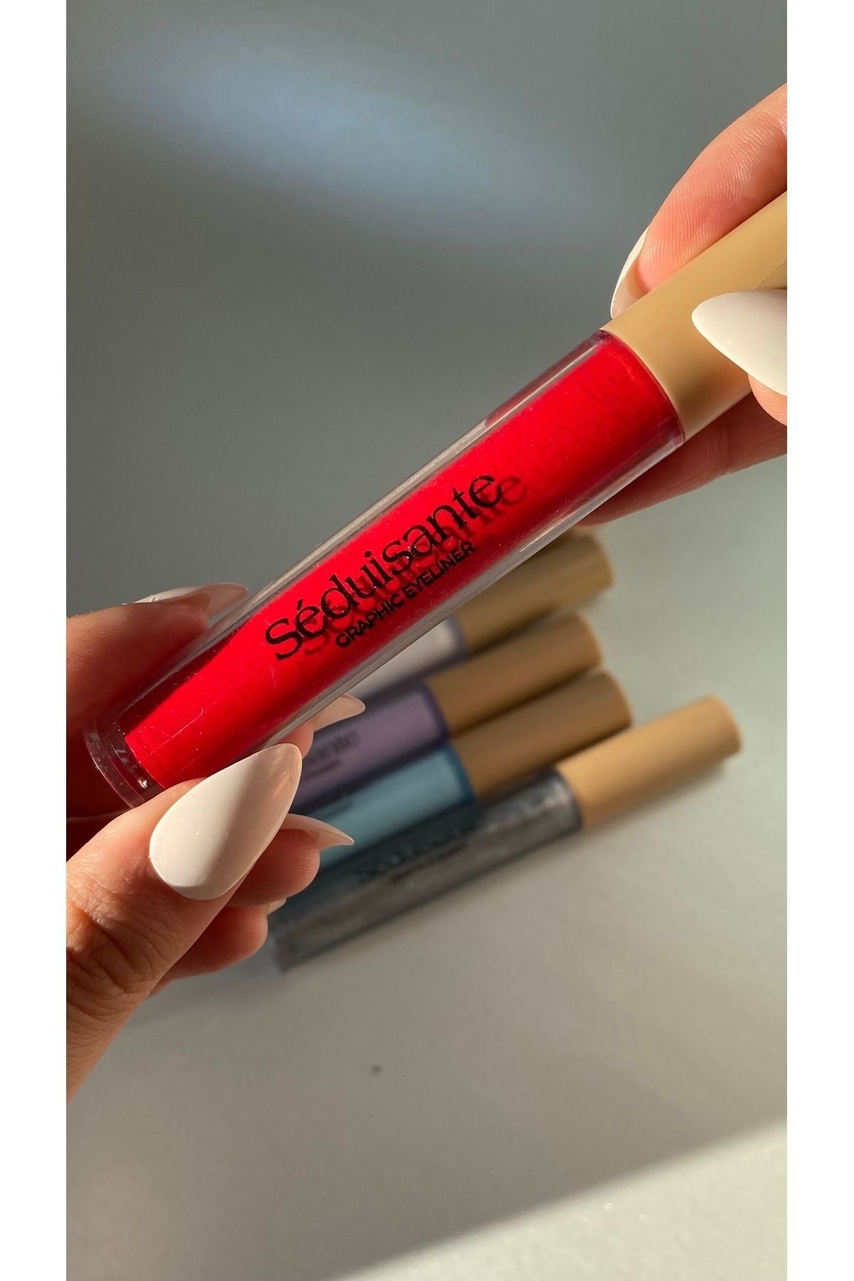 séduisante Kırmızı Renkli Eyeliner Ve Far