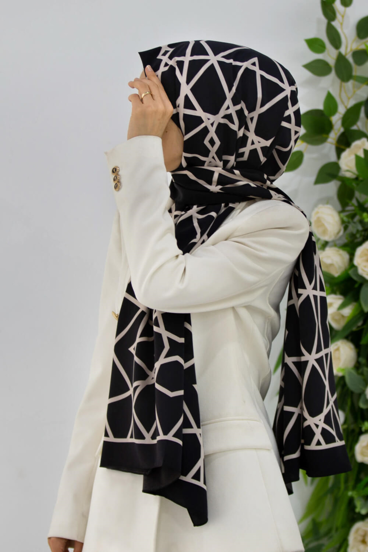Vissona LÜKS MEDİNE İPEĞİ ÇİZGİLİ DESENLİ SİYAH - KREM RENKLİ 75X195 KIRIŞMAZ ŞAL MOSS KREP DİKİŞ TİPİ İTALY