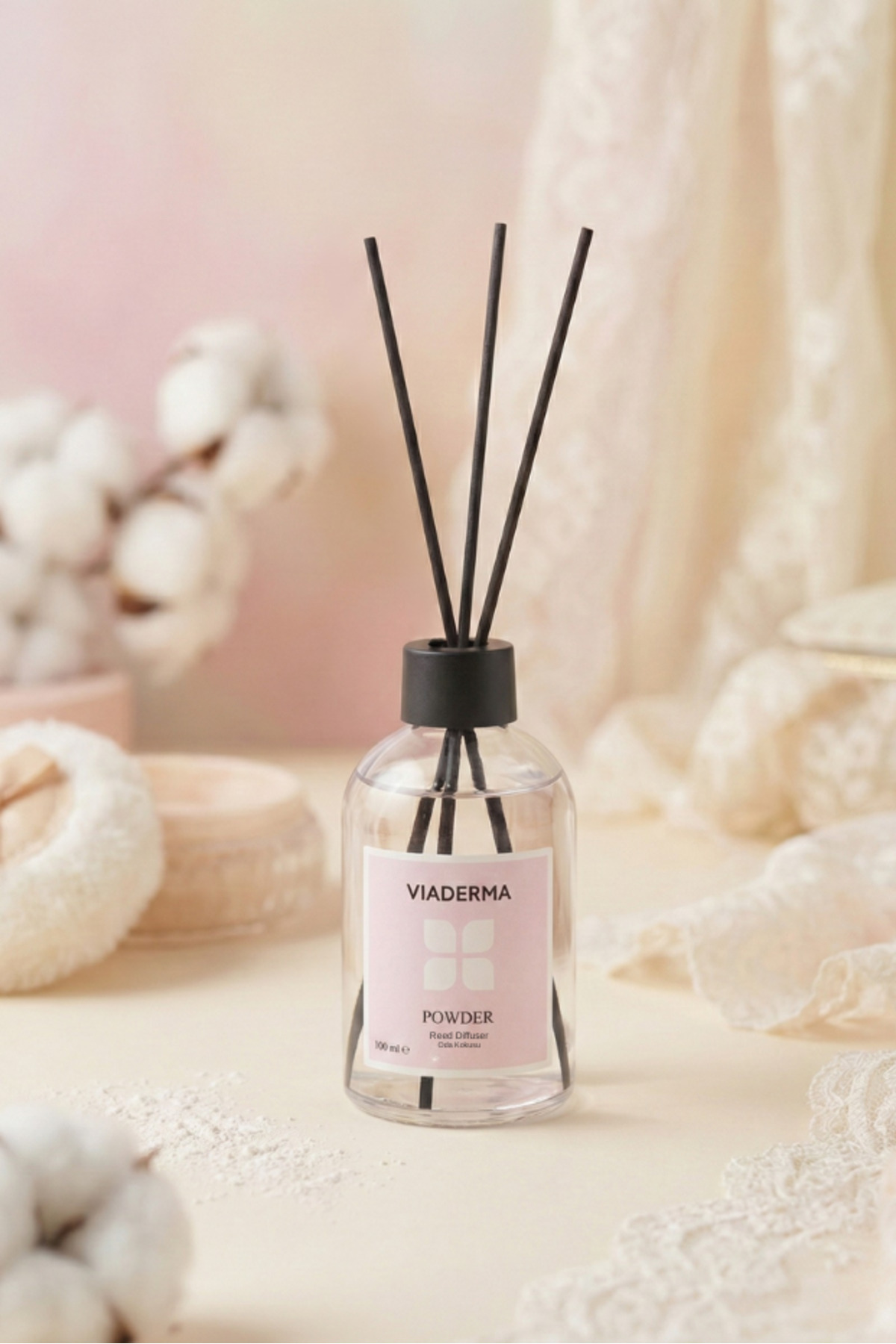 Viaderma Pudra Esanslı Fiber Çubuklu Oda Kokusu 100 ml - Doğal, Ferah ve Uzun Süreli Koku